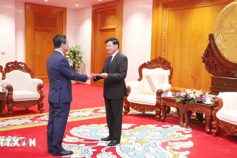 Vietnamese Ambassador to Laos Nguyen Minh Tam (left) presents his credentials to Lao Party General Secretary and President Thongloun Sisoulith on September 30. (Photo: VNA)