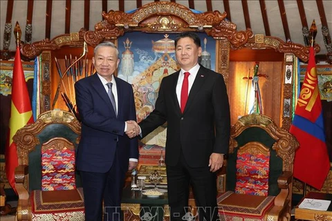 Party General Secretary and State President To Lam (L) and Mongolian President Ukhnaagiin Khurelsukh (Photo: VNA)