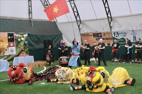 An event is hold to mark mid-autumn festival in Liverpool. The event organisers transfer 1,000 GBP to the account of the Vietnam Fatherland Front (VFF) Central Committee to aid victims affected by Typhoon Yagi. (Photo: VNA)