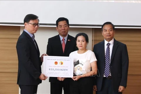 Vietnamese Association in Jeonbuk supports victims of typhoon Yagi (Photo: VNA)