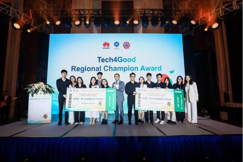 The Vietnamese and Cambodian teams both win first prize at the Future Tech4Good Competition. (Photo: Hanoimoi.vn)