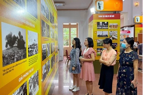 Visitors to an exhibition at the National Library of Vietnam. (Photo: National Library of Vietnam)