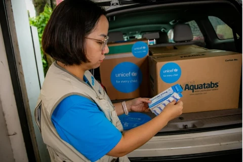 UNICEF Vietnam transports 80,000 water purification tablets for the Centre of Disease Control in Thai Nguyen province, and 4,000 litres of water to the Lao Cai provincial Hospital. (Photo: UNICEF)