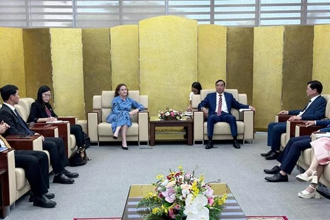 Chairman of Da Nang People’s Committee Le Trung Chinh hosts a reception for New Zealand Ambassador to Vietnam Caroline Beresford on October 1 (Photo: VNA)