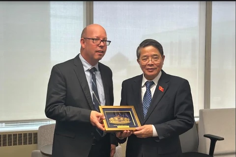 Vice Chairman of the National Assembly Nguyen Duc Hai (right) presents a souvenir to the Deputy Auditor General of Canada. (Photo: VNA)