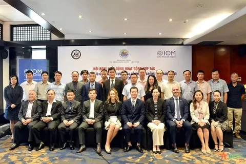 Delegates take a group photo at the ceremony (Photo: VNA)