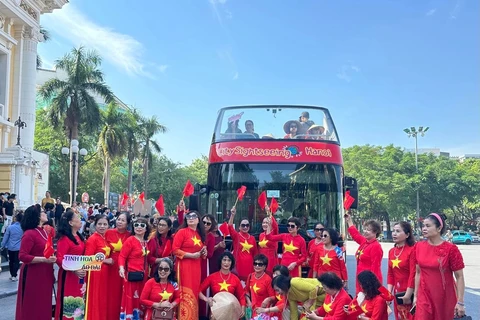 Women wearing 'Ao dai' participate in the programme (Photo: hanoimoi.vn)