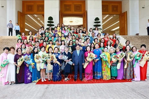 Prime Minister Pham Minh Chinh and delegates to the ongoing conference of the International Network of Women Engineers and Scientists (INWES) in the Asia-Pacific as well as leaders of the Vietnam Association for Intellectual Women pose for a group photo in Hanoi on October 4. (Photo: VNA)