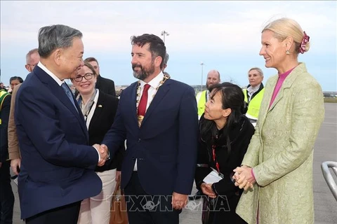 Farewell ceremony for Party General Secretary and State President To Lam (L) at Dublin Airport. (Photo: VNA)