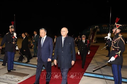 Party General Secretary and State President To Lam (L) welcomed at Paris's Orly Airport (Photo: VNA)