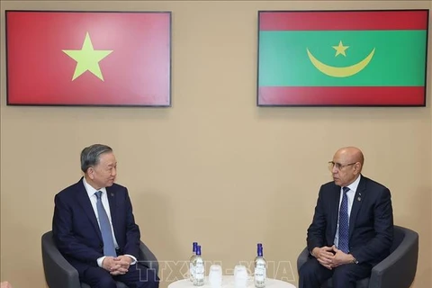 Party General Secretary and State President To Lam meets with President of Mauritania Mohamed Ould Ghazouani, in Paris on October 5. (Photo: VNA)