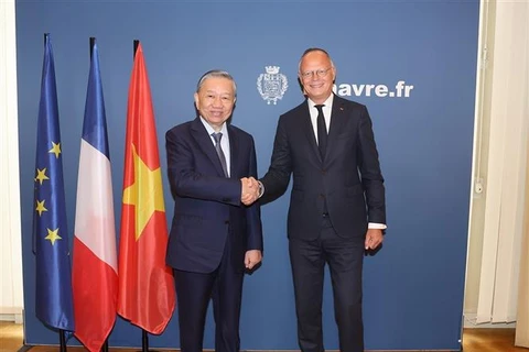 Party General Secretary and State President To Lam (L) meets with Mayor of Le Havre Édouard Philippe (Photo: VNA)