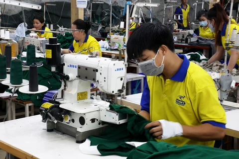 Processing apparel for export (Photo: VNA)