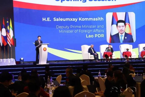 Lao Deputy Prime Minister and Minister of Foreign Affairs Saleumxay Kommasith speaks at the forum. (Photo: https://kpl.gov.la/)