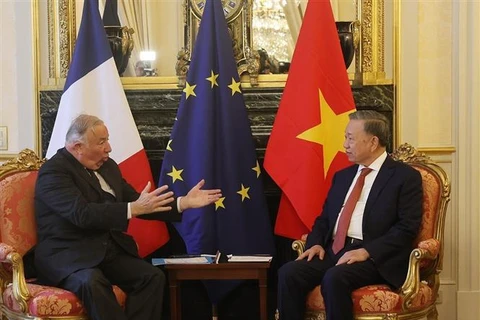 Party General Secretary and State President To Lam (R) and President of the French Senate Gérard Larcher (Photo: VNA)