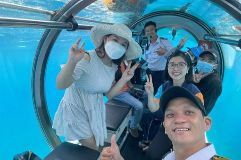 The submarine services provided by Vinpearl Joint Stock Company offer exciting experiences for tourists. (Photo: baokhanhhoa.vn)