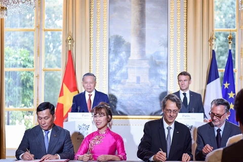 Vietjet Chairwoman Nguyen Thi Phuong Thao (front, 2nd left), Vietjet CEO Dinh Viet Phuong (front, 1st left) and Olivier Andries, President and CEO of Safran (front, 2nd right), Gael Meheust, President and CEO of CFM (front, 1st right), sign the agreement in the presence of Vietnam’s General Secretary and President To Lam (back, left), and French President Emmanuel Macron (back, right). (Photo courtesy of Vietjet)