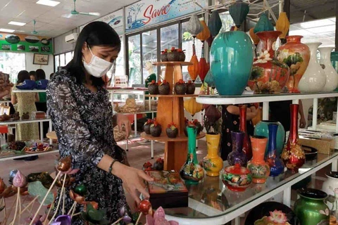 A tourist visits a lacquerware store in Ha Thai village, Duyen Thai commune, Thuong Tin district in Hanoi. (Photo: hanoimoi.vn)