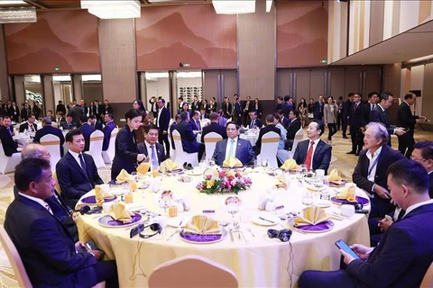 Prime Ministers of Vietnam Pham Minh Chinh, Laos Sonexay Siphandone, and Cambodia Samdech Thipadei Hun Manet have a working breakfast and special exchange with representatives from the ASEAN Business Advisory Council ASEAN BAC) in Vientiane on October 10 (Photo: VNA)