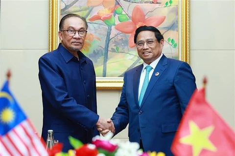 Malaysian Prime Minister Datuk Seri Anwar Ibrahim (left) meets with Vietnamese Prime Minister Pham Minh Chinh on the sidelines of the 44th and 45th ASEAN Summits in Vientiane, Laos. (Photo: VNA)