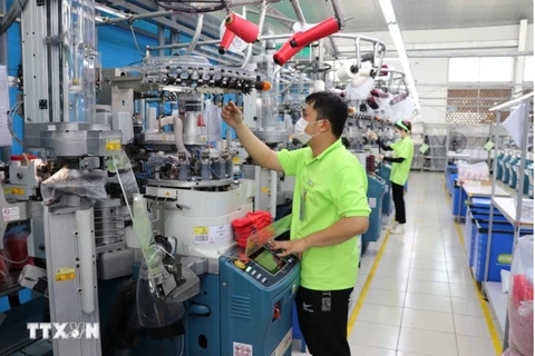 Labourers work in a Korean-invested factory. (Photo: VNA)