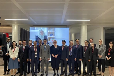 The State Audit Office of Vietnam (SAV) delegation take a photo with Chief Executive of the Association of Chartered Certified Accountants (ACCA) Helen Brand. (Photo: VNA)