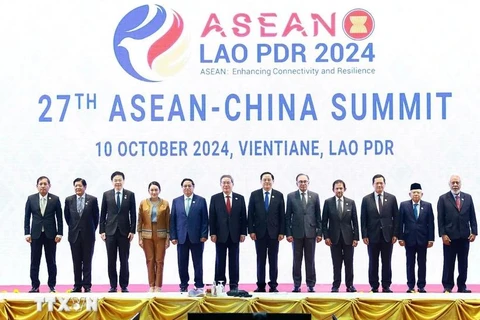 Prime Minister Pham Minh Chinh (fifth, left), heads of ASEAN delegations and Chinese Premier Li Qiang take a group photo (Photo: VNA)