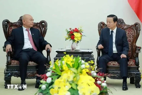 Deputy Prime Minister Tran Hong Ha (R) receives Chairman of China Railway Group Limited (CREC) Chen Yun in Hanoi on October 14 (Photo: VNA)