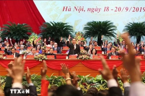 Delegates vote to approve the list of 374 members of the 9th Central Committee of the Vietnam Fatherland Front in the 2019-2024 tenure. (Photo: VNA)