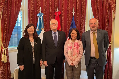 Vietnamese Ambassador to Argentina Ngo Minh Nguyet (second, right) and participants at the meeting (Photo: VNA)