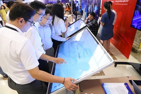 Delegates experience digital transformation at the forum (Photo: VNA)