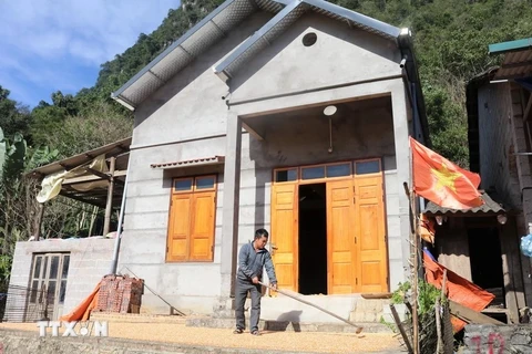 Nong Hoang Quynh's family in Keo Si hamlet, Thanh Nhat township, Ha Lang district, Cao Bang province, receives support to build a new house from the programme to eliminate temporary and dilapidated houses. (Photo: VNA)