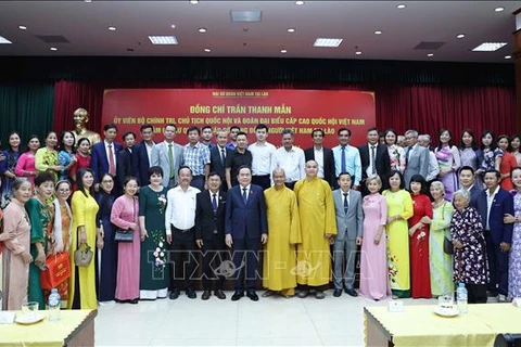 National Assembly Chairman Tran Thanh Man (twelfth from left, front row) meets with the Vietnamese Embassy's staff and representatives of the Vietnamese community in Laos on October 18. (Photo: VNA)