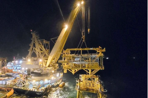 Successfully installing BK-23 platform topside block. (Photo: VNA)