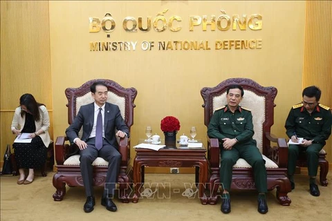 Minister of National Defence General Phan Van Giang (right) and Chinese Ambassador to Vietnam He Wei (Photo: VNA)