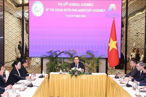 Chairman of the National Assembly (NA) Tran Thanh Man (centre) receives State Audit Organisation of Laos (SAO) President Viengthavisone Thephachanh in Vientiane on October 18. (Photo: VNA)