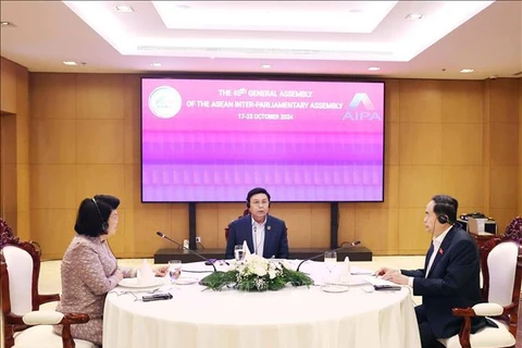 National Assembly Chairman Tran Thanh Man and his counterparts from Laos Saysomphone Phomvihane and Cambodia Khuon Sudary have a working breakfast in Vientiane on October 18 on the occasion of the 45th General Assembly of the AIPA (Photo: VNA)