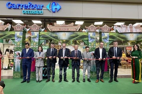 Delegates cut the ribbon to open the Vietnamese Goods Week at Carrefour Collégie mega mart in Paris (Photo: VNA)