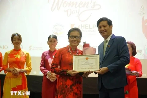 Vietnamese Ambassador to Malaysia Dinh Ngoc Linh (right) presents a Certificate of Merit to Tran Thi Chang (left), President of the Malaysia-Vietnam Friendship Association, at the ceremony. (Photo: VNA)