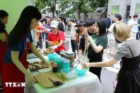 Pho bo (Vietnamese beef noodle soup) and nem ran (fried spring rolls) attract the attention of many Korean and foreign visitors at a festival in the Republic of Korea. (Photo: VNA)