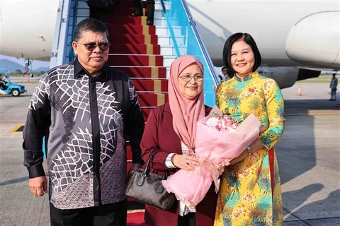 Speaker of the House of Representatives of Malaysia Tan Sri Dato' Johari Bin Abdul (first, left) and his spouse (centre) are welcomed at Noi Bai International Airport in Hanoi on October 22. (Photo: VNA) 