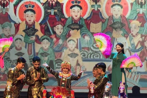 People’s Artist Le Ngoc (central) performs “Co doi thuong ngan” (Goddess of Forest) at the 2024 Asia Pacific Arts Festival. (Photo: nguoihanoi.vn)