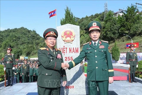 Minister of National Defence Gen. Phan Van Giang (R) and Lao Deputy Prime Minister and Minister of National Defence Gen. Chansamone Chanyalath at Long Sap border gate. (Photo: VNA)