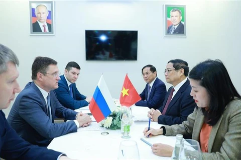 PM Pham Minh Chinh (centre, right) receives Russian Deputy PM Alexander Novak (centre, left). (Photo: VNA)