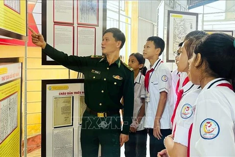 The digital exhibition entitled “Vietnam’s Hoang Sa (Paracel) and Truong Sa (Spratly): Historical and legal evidence” is held in Hai Xuan high school. (Photo: VNA)