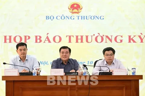 Deputy Minister of Industry and Trade Nguyen Sinh Nhat Tan (middle) speaks at the event (Photo: VNA)