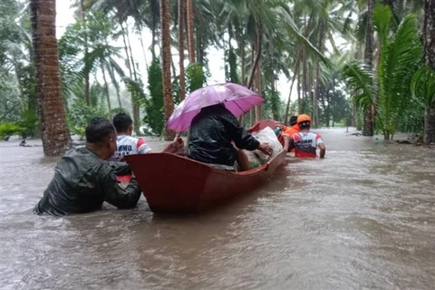 People are evacuated from flooded area in Albay province, the Philippines on October 22. (Photo: Xinhua/VNA)