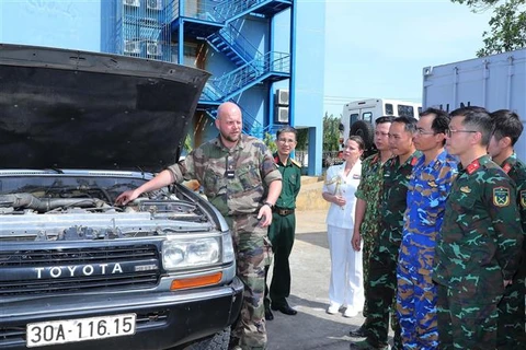 A French expert talks to Vietnamese officers about knowledge and skills in driving, towing, maintaining and servicing four-wheel-drive off-road vehicles. (Photo: VNA)