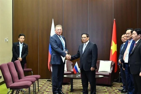 Prime Minister Pham Minh Chinh (R) receives General Director of Russsia's Zarubezhneft JSC Kudryashov Sergei Ivanovich in Kazan on October 23. (Photo: VNA) 