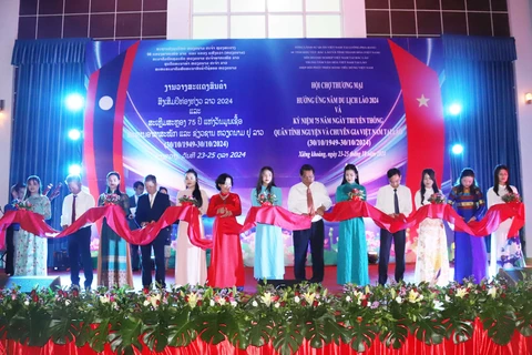 Representatives from Vietnamese and Lao agencies, localities and businesses at the opening ceremony of the Vietnam-Laos trade fair 2024 in Xiengkhouang province. (Photo: VNA)